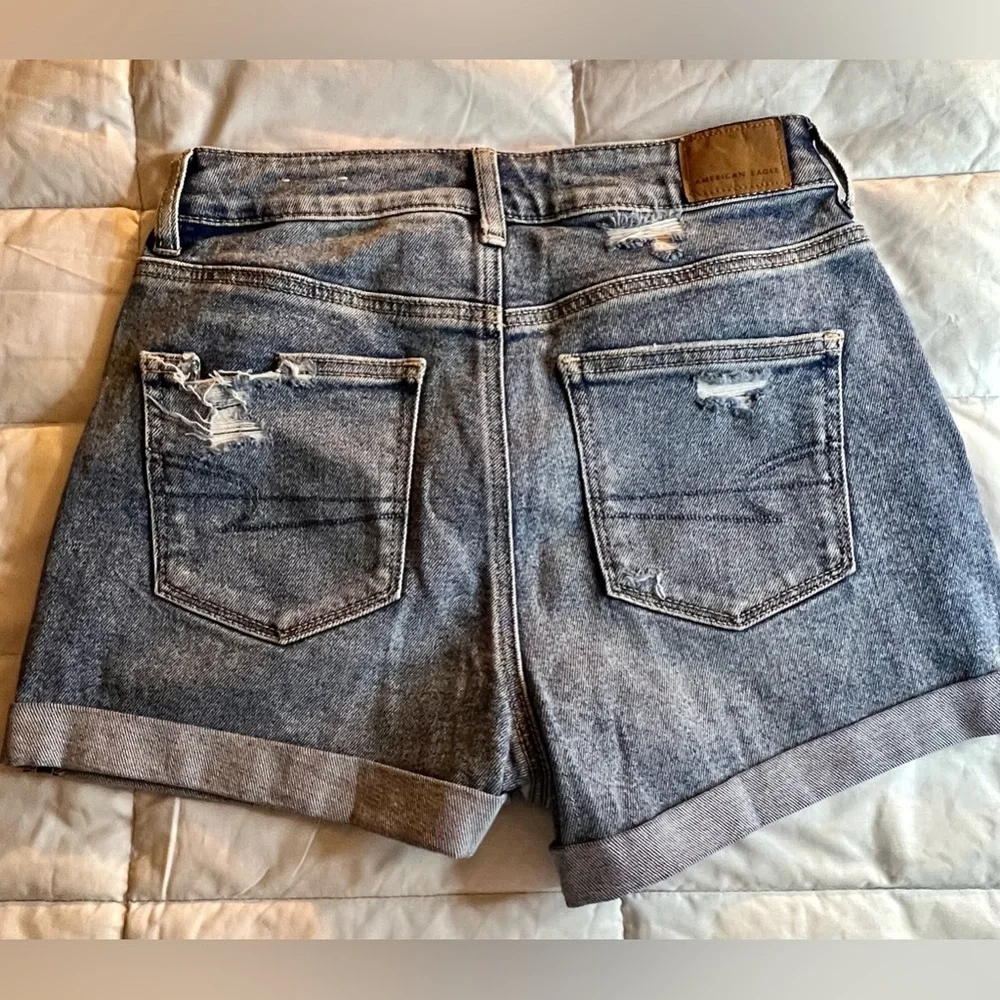 NWT American Eagle distressed Denim shorts. Women’s size 6. - Picture 2 of 5